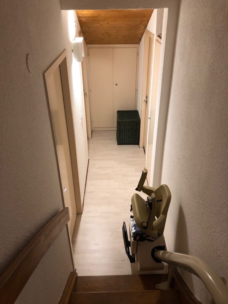 Couloir menant au niveau inférieur (accès handicapé) Location appartement Anzère, couloir accès handicapé