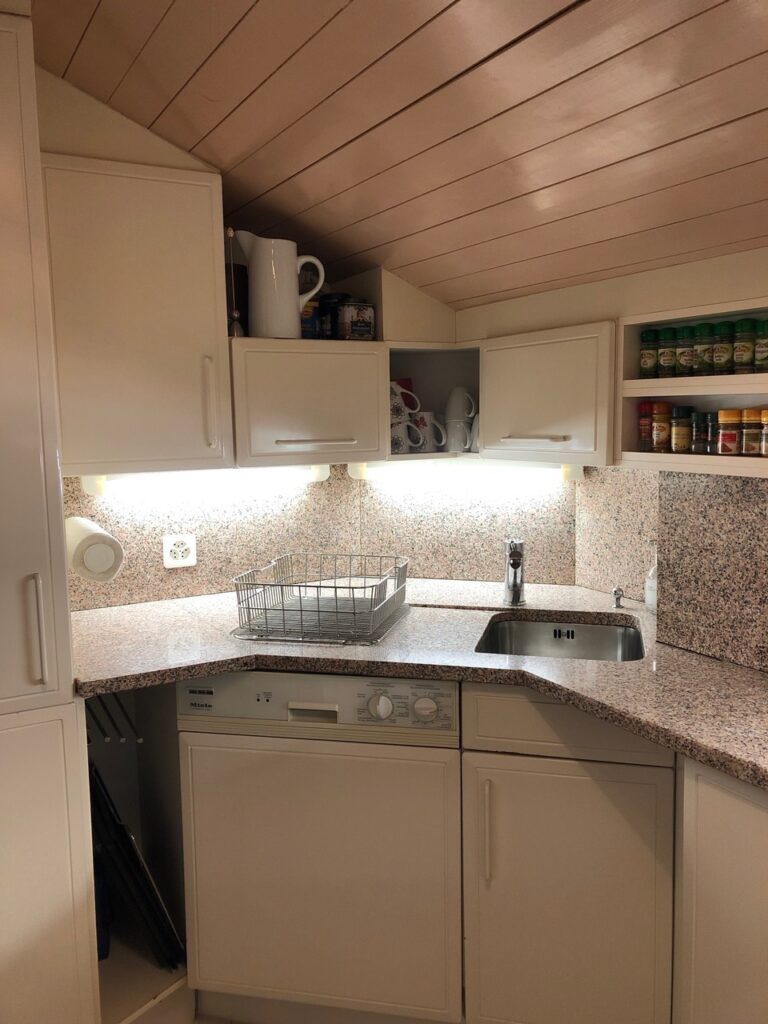 Grand frigo avec congélateur, lave-vaisselle Location appartement Anzère, cuisine avec congélateur et lave-vaisselle