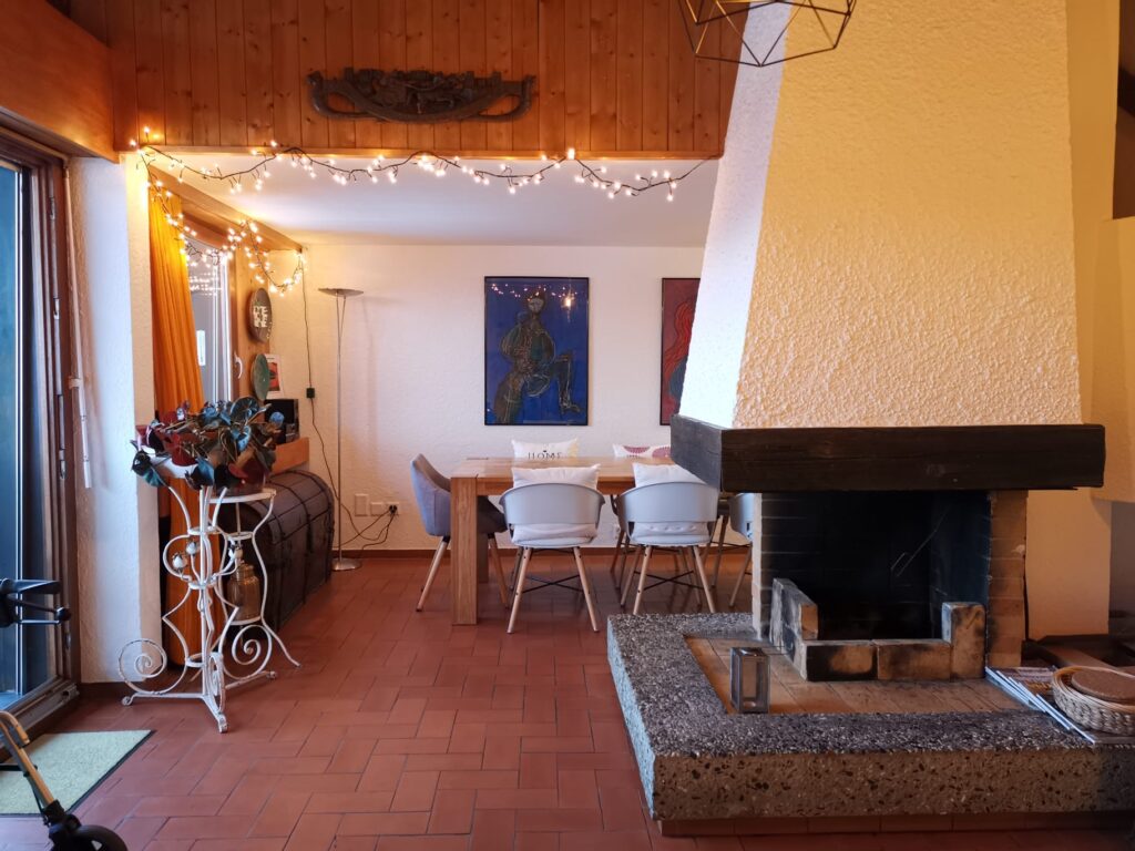 Salle à manger/cheminée Location appartement Anzère, salle à manger et cheminée