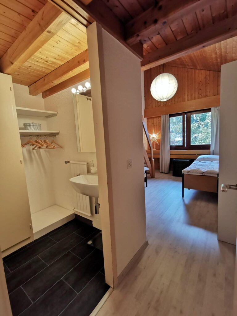 Chambre n°2 - 4 couchages Location appartement Anzère, chambre lits simples et mezzanine lit double