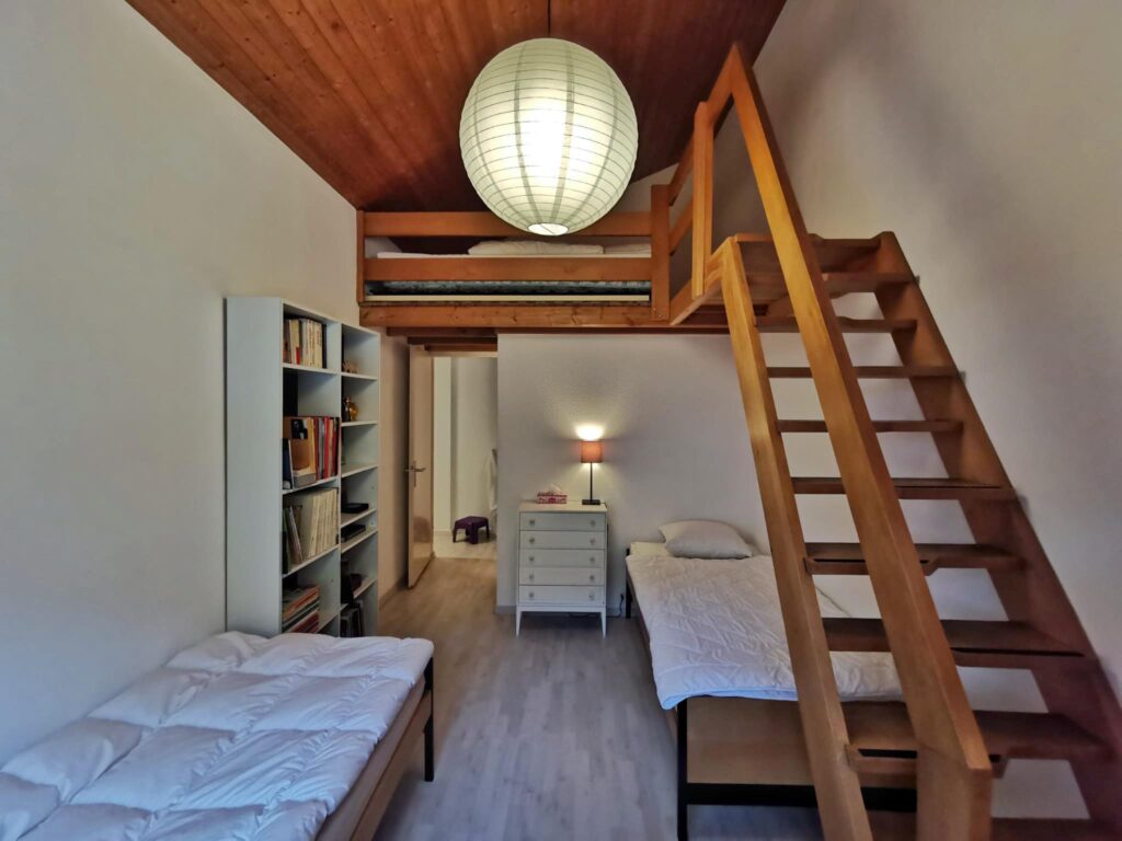 Chambre n°2 Location appartement Anzère, chambre lits simples et mezzanine lit double