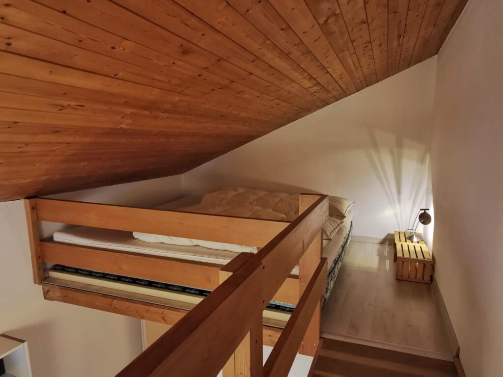 Chambre n°2 - Mezzanine (lit double) Location appartement Anzère, chambre lits simples et mezzanine lit double